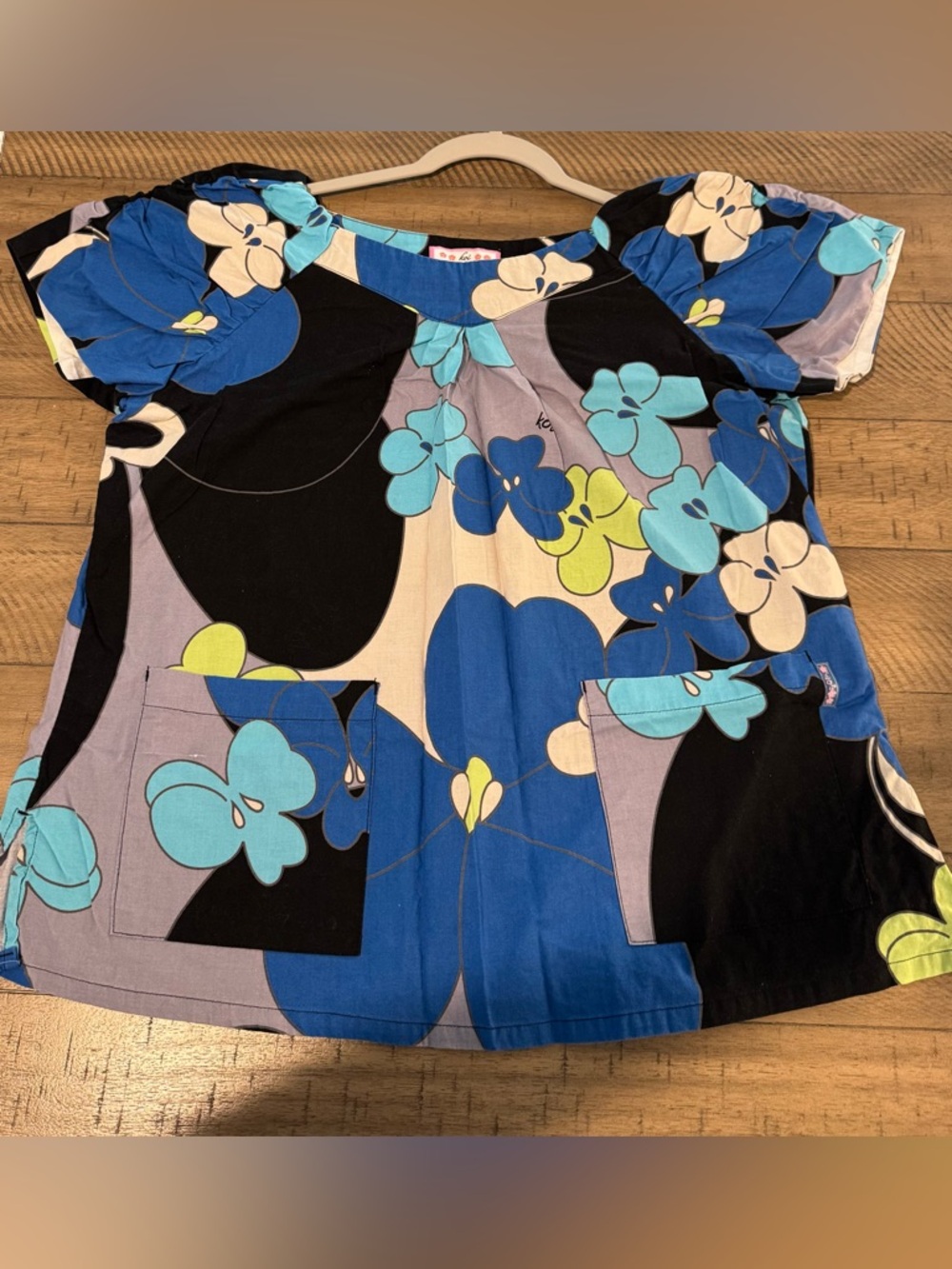 KOI women’s Large Scrub Top